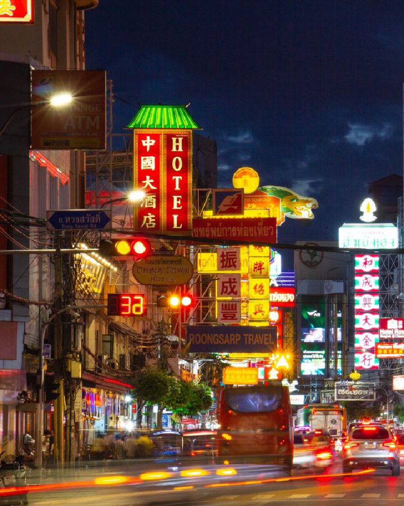 Les enseignes lumineuses de Yaowarat Road, le quartier chinois, la nuit
