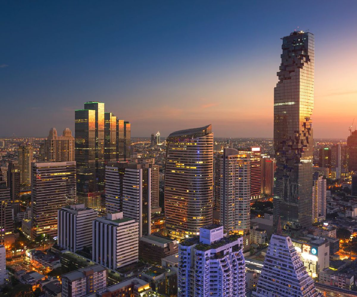 La tour MahaNakhon et le quartier de Silom au crépuscule