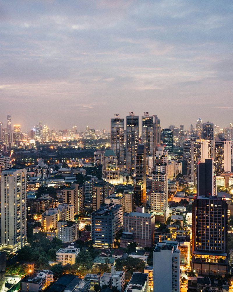 Les tours de Sukhumvit au crépuscule, vues d’en haut
