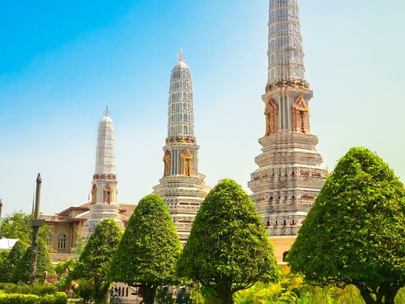 Les prangs blancs de Wat Arun sous le ciel bleu